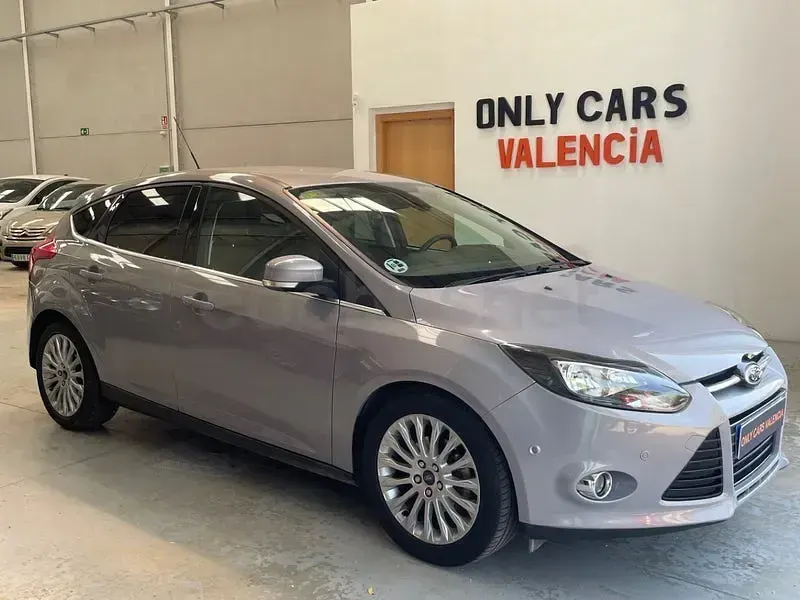 Usado Ford Focus Titanium 115 CV (84 kW) 2012 Gris / plata Berlina