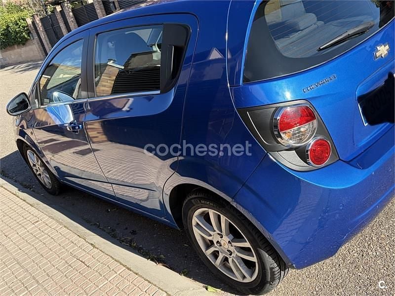 Usado Chevrolet Aveo LTZ 100 CV (73 kW) 2013 Azul Berlina