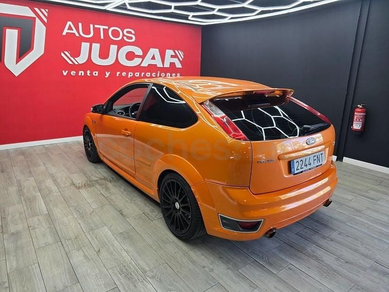 Usado Ford Focus ST 225 CV (165 kW) 2007 Naranja Berlina