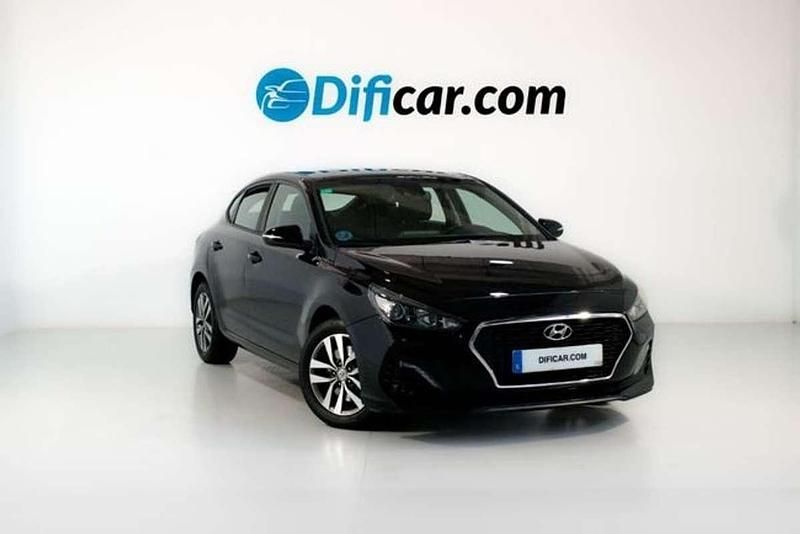 Usado Hyundai i30 121 CV (88 kW) 2019 Negro Berlina