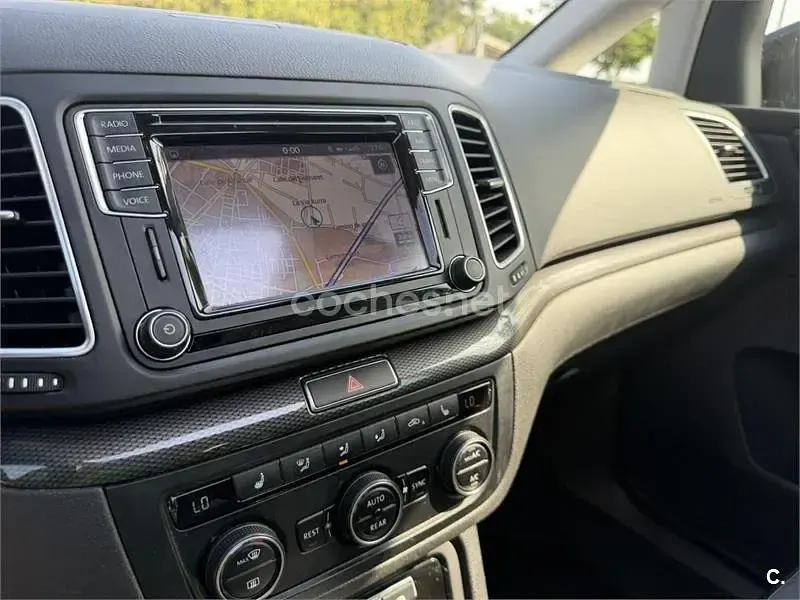 Usado Seat Alhambra Style 150 CV (110 kW) 2017 Marrón Monovolumen