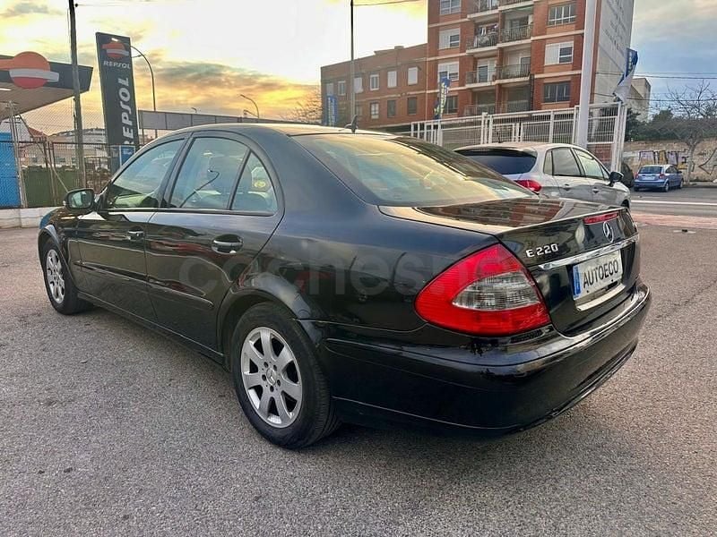 Usado Mercedes E220 Avantgarde 170 CV (125 kW) 2007 Negro Berlina