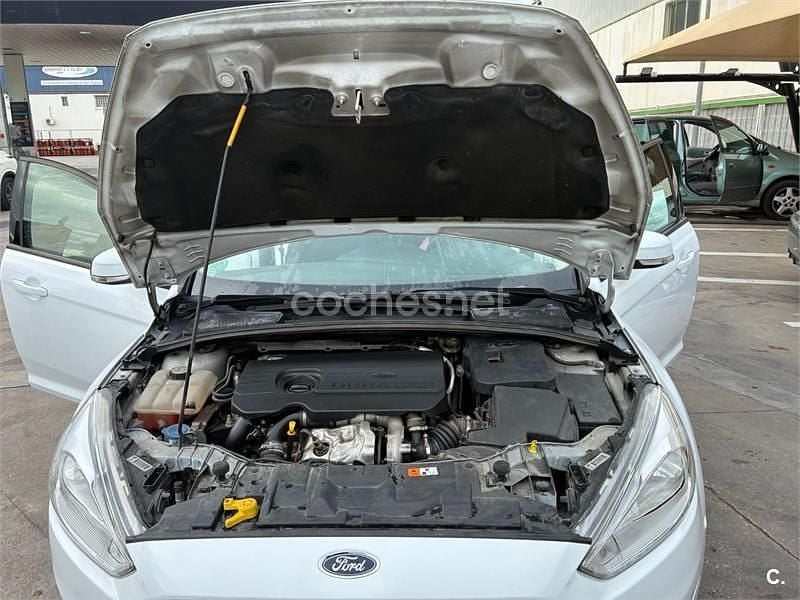 Begagnad Ford Focus Trend 95 HK (69 kW) 2015 Vit Sedan