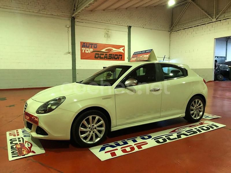 Blanco Usado 2012 Alfa Romeo Giulietta Distinctive Berlina | 8499 € (Precio justo) - Imagen 1/4