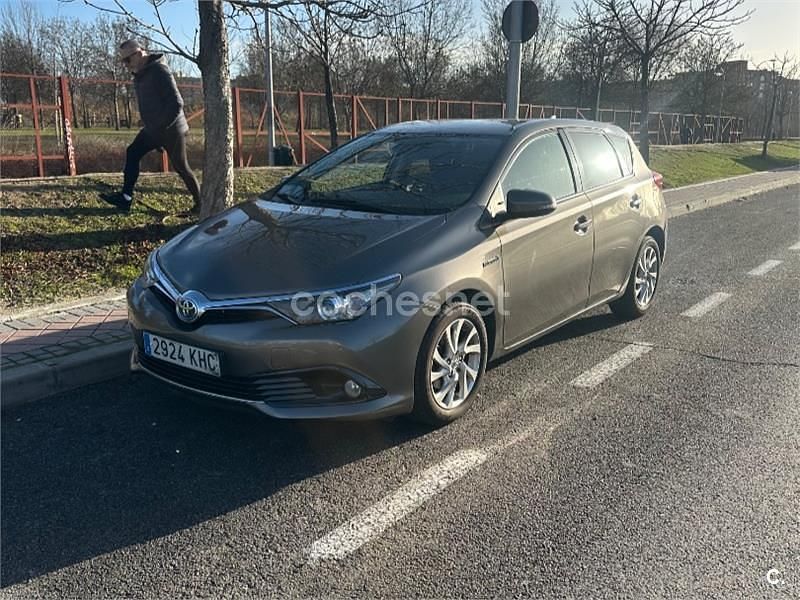 Usado Toyota Auris Hybrid 136 CV (100 kW) 2018 Gris / plata Berlina