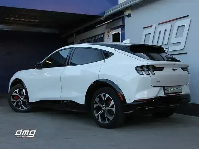 Begagnad Ford Mustang Mach-E Premium 197 kW (269 HK) 2023 Vit SUV