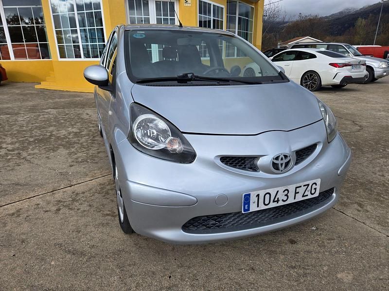 Usado Toyota Aygo 68 CV (50 kW) 2008 Gris Utilitario