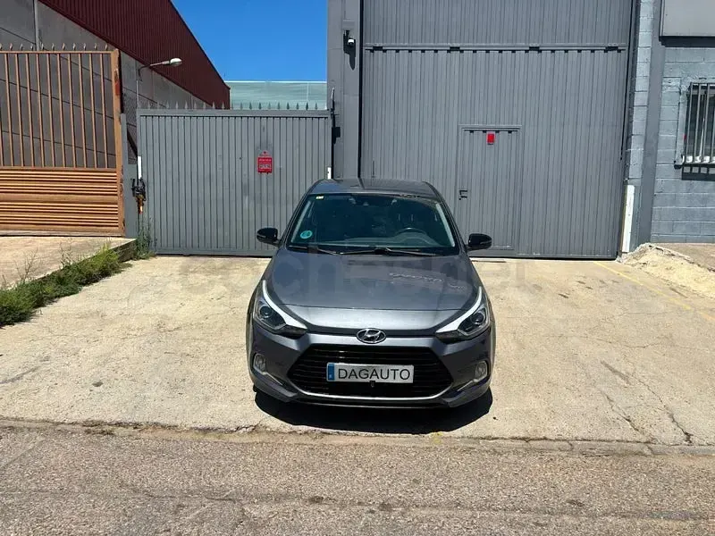 Usado Hyundai i20 Sport 120 CV (88 kW) 2018 Gris / plata Berlina