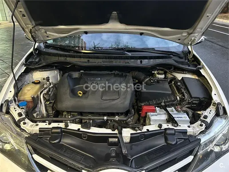 Usado Toyota Auris Business Edition 90 CV (66 kW) 2014 Blanco Berlina