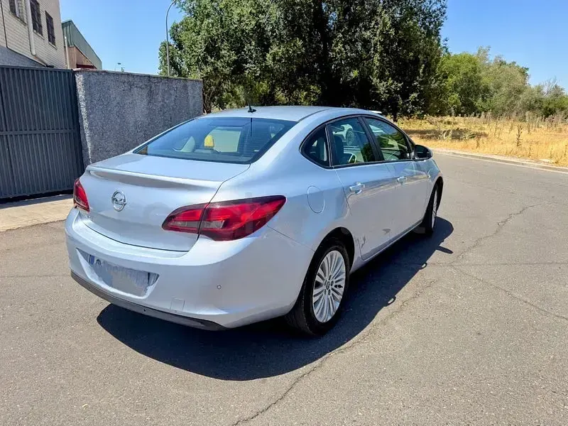 Usado Opel Astra Selective 115 CV (84 kW) 2014 Gris / plata Berlina