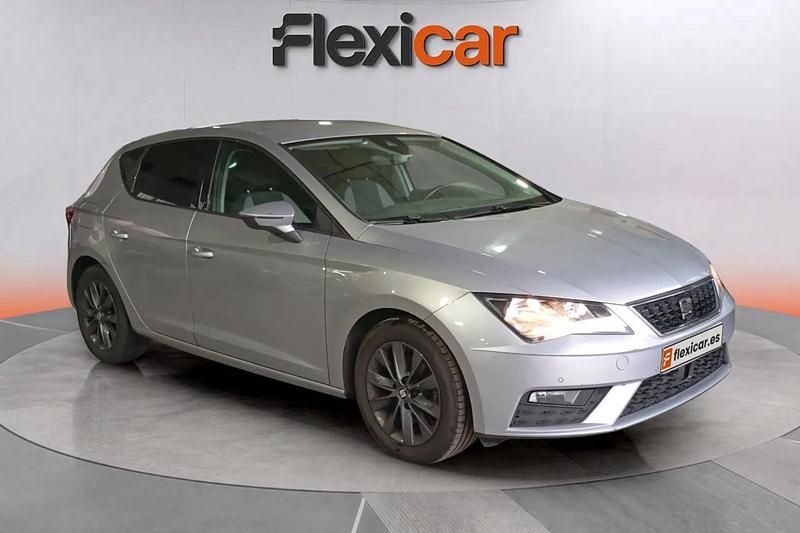 Usado Seat Leon Style 130 CV (95 kW) 2020 Gris Berlina