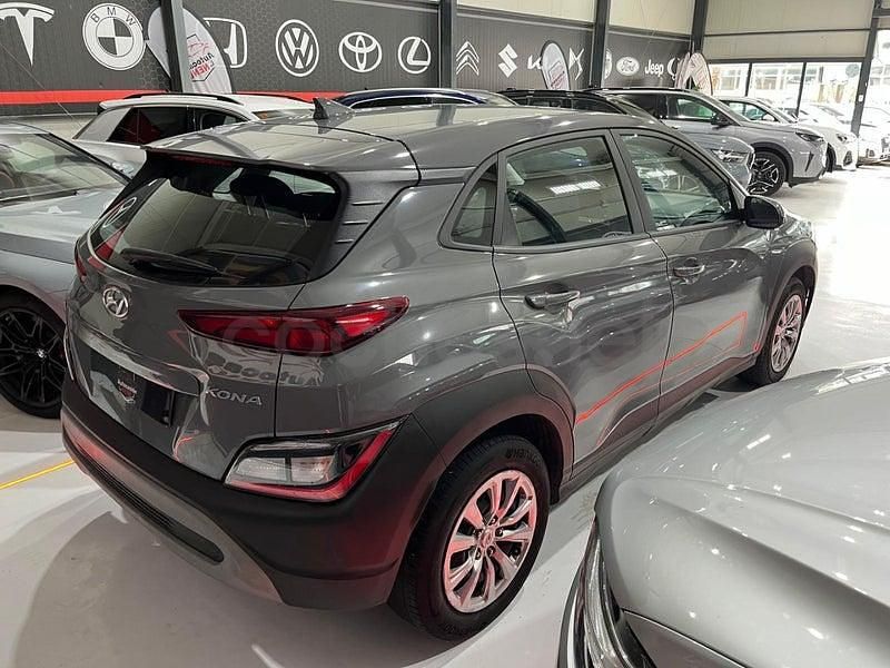 Usado Hyundai Kona 120 CV (88 kW) 2021 Gris / plata SUV