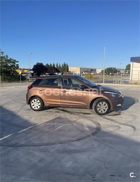 Käytetty Hyundai i20 84 HP (61 kW) 2017 Ruskea Sedan