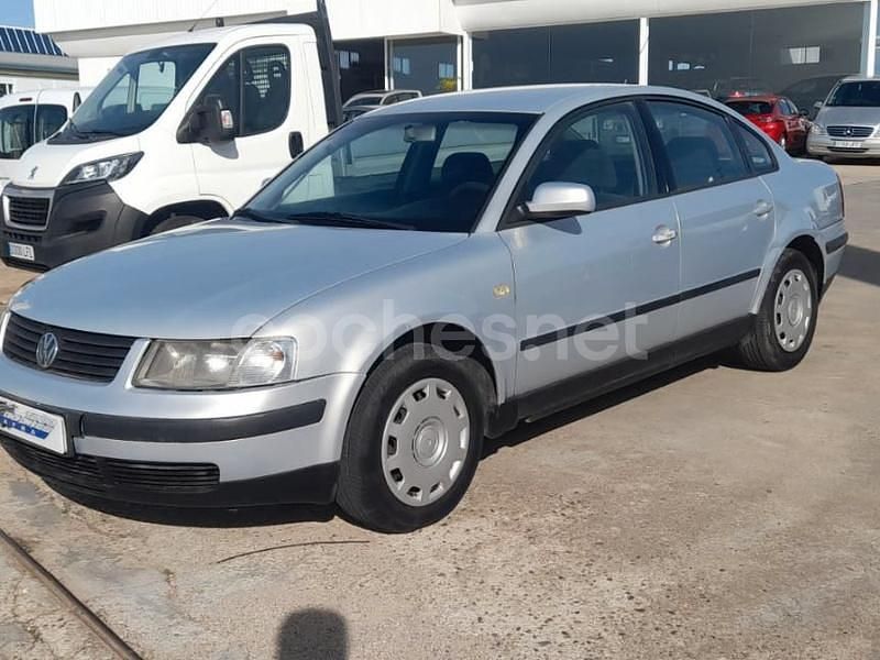 Usado VW Passat Highline 125 CV (91 kW) 1999 Gris / plata Berlina