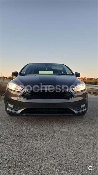 Usado Ford Focus Trend 125 CV (91 kW) 2016 Gris / plata Berlina