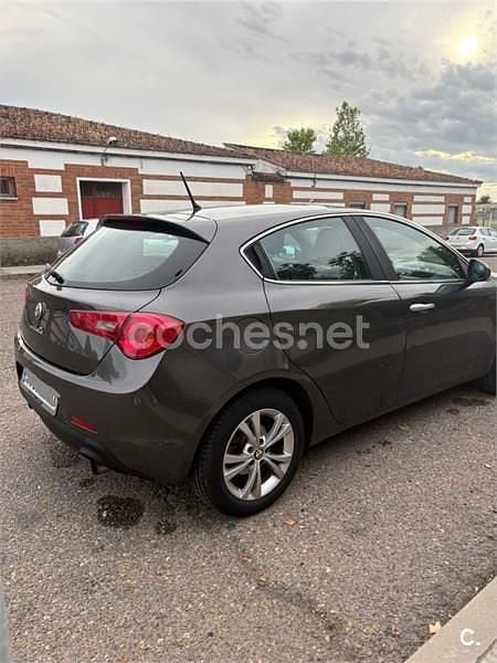 Gris / plata Usado 2011 Alfa Romeo Giulietta Distinctive Utilitario | 5100 € (Precio justo) - Imagen 1/4