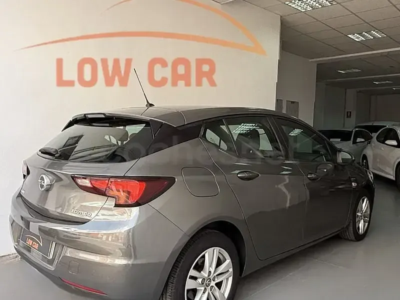 Usado Opel Astra Selective 110 CV (80 kW) 2019 Gris / plata Familiar