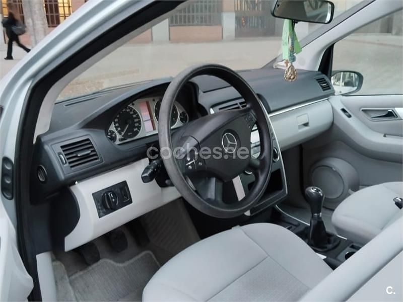 Usado Mercedes B150 95 CV (69 kW) 2006 Gris / plata Monovolumen