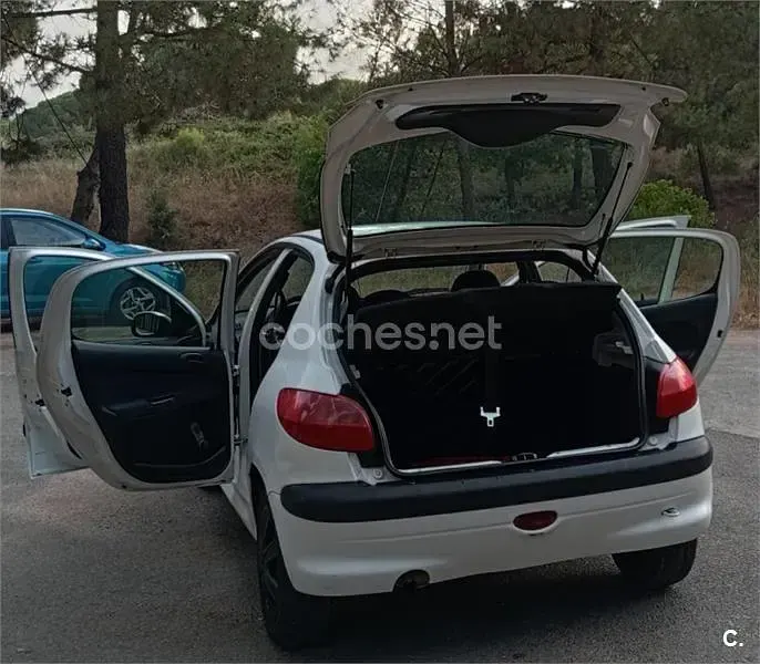 Usado Peugeot 206 70 CV (51 kW) 1999 Blanco Utilitario