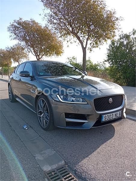 Usado Jaguar XF R-Sport 180 CV (132 kW) 2016 Gris / plata Berlina