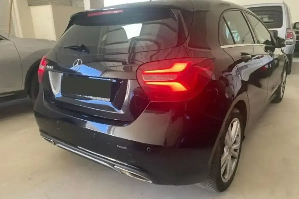 Usado Mercedes A180 122 CV (89 kW) 2018 Negro Berlina