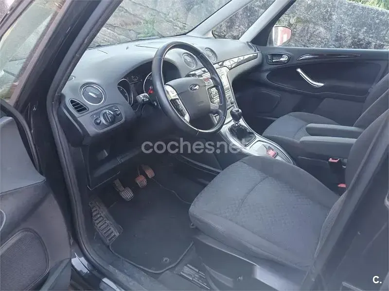 Usado Ford Galaxy Ghia 130 CV (95 kW) 2007 Negro Monovolumen