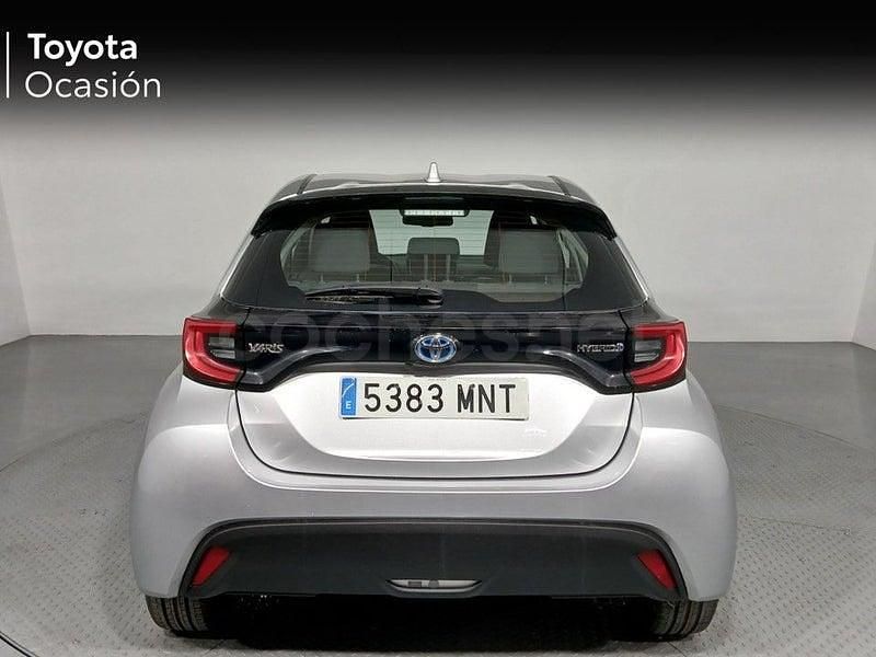 Usado Toyota Yaris Hybrid Active 116 CV (85 kW) 2024 Gris / plata Berlina
