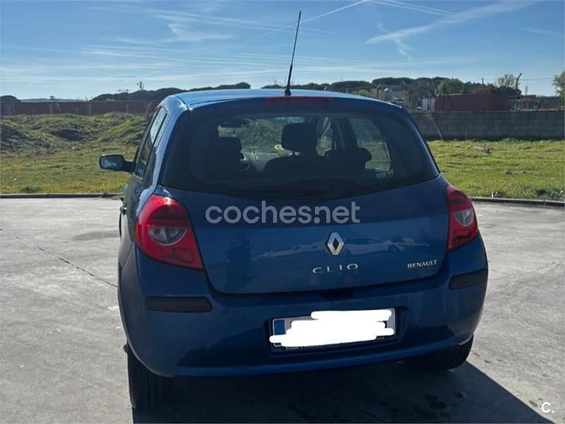 Usado Renault Clio II Dynamique 85 CV (62 kW) 2007 Azul Berlina