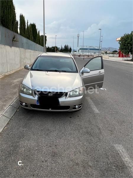 Beige Usado 2005 Kia Cerato EX Berlina | 2400 € - Imagen 1/4