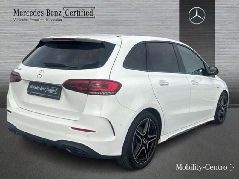Usado Mercedes B200 AMG line 150 CV (110 kW) 2021 Blanco polar  pintura unicolor Monovolumen