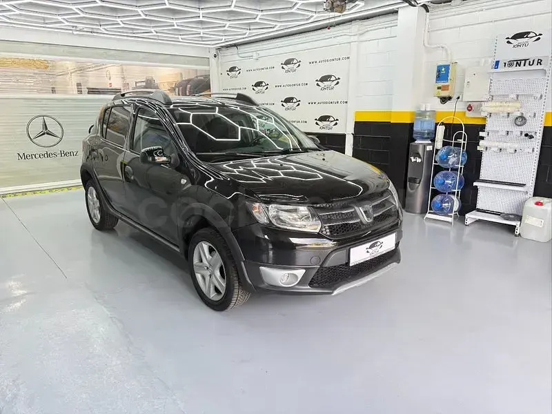 Usado Dacia Sandero Stepway 90 CV (66 kW) 2014 Negro Berlina