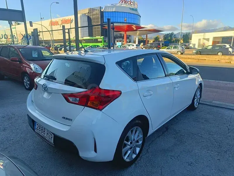 Usado Toyota Auris Active 124 CV (91 kW) 2014 Gris / plata Berlina