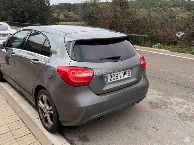 Usado Mercedes A180 Urban 109 CV (80 kW) 2013 Gris / plata Berlina