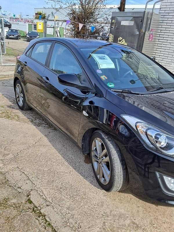 Usado Hyundai i30 GO! 100 CV (73 kW) 2015 Negro