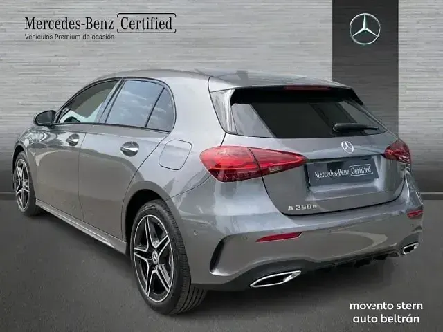 Usado Mercedes A250 Advanced 218 CV (160 kW) 2025 Gris / plata Berlina