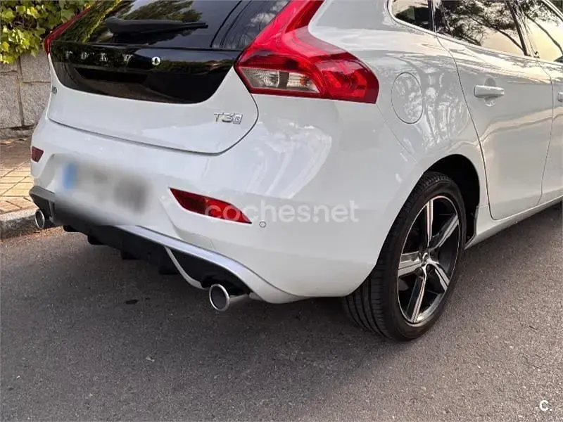 Usado Volvo V40 R-Design Momentum 152 CV (111 kW) 2018 Blanco Berlina