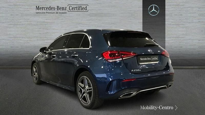 Usado Mercedes A250 AMG line 217 CV (159 kW) 2022 Denim blue  metallic paint Utilitario