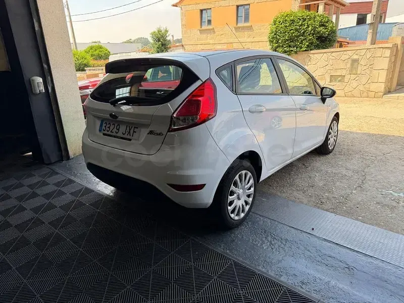 Usado Ford Fiesta Trend 82 CV (60 kW) 2017 Blanco Utilitario