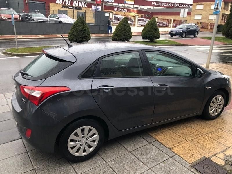 Usado Hyundai i30 90 CV (66 kW) 2017 Gris / plata Berlina