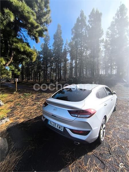 Usado Hyundai i30 140 CV (102 kW) 2019 Gris / plata Berlina