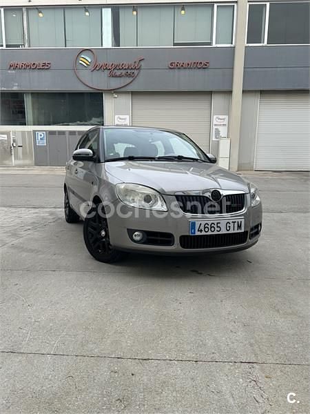 Gris / plata Usado 2010 Skoda Fabia Berlina | 3800 € (Precio justo) - Imagen 1/4