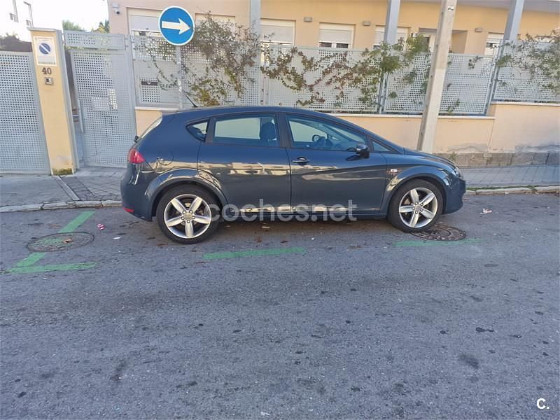 Usado Seat Leon Sport 125 CV (91 kW) 2008 Gris / plata Utilitario