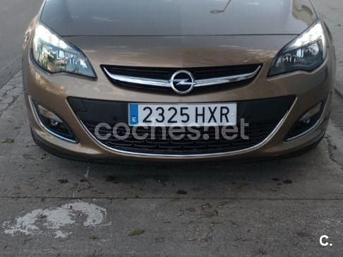 Marrón Usado 2014 Opel Astra Excellence Berlina | 6300 € (Precio justo) - Imagen 1/4