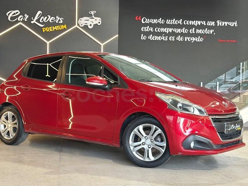 Usado Peugeot 208 Allure 82 CV (60 kW) 2015 Granate Utilitario
