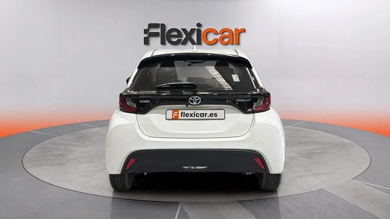 Usado Toyota Yaris Hybrid Active 116 CV (85 kW) 2021 Beige Berlina