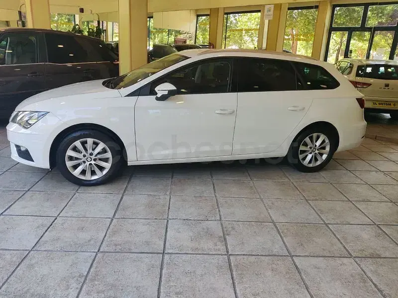 Usado Seat Leon Style 130 CV (95 kW) 2020 Blanco Familiar