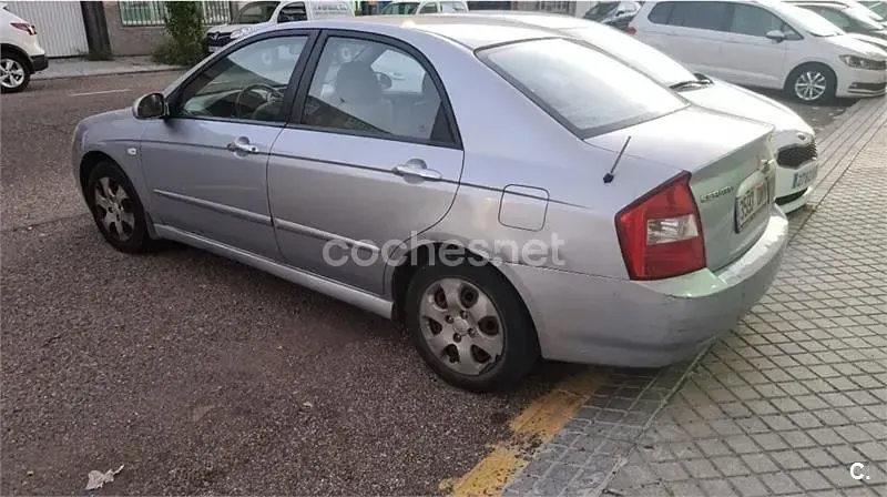 Usado Kia Cerato LX 112 CV (82 kW) 2005 Gris / plata Berlina