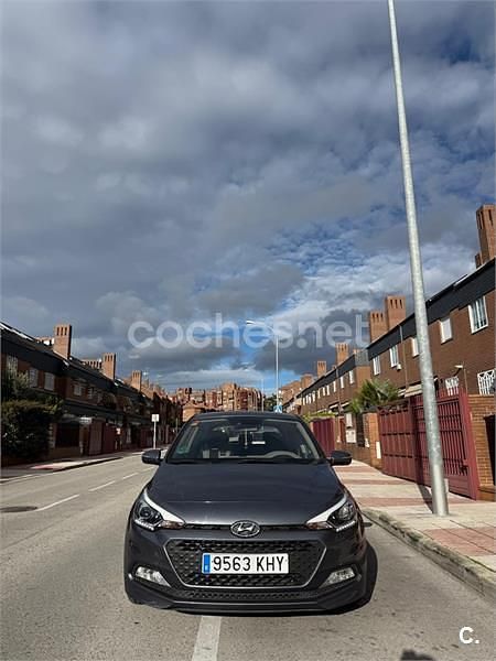 Usado Hyundai i20 84 CV (61 kW) 2018 Gris / plata Berlina