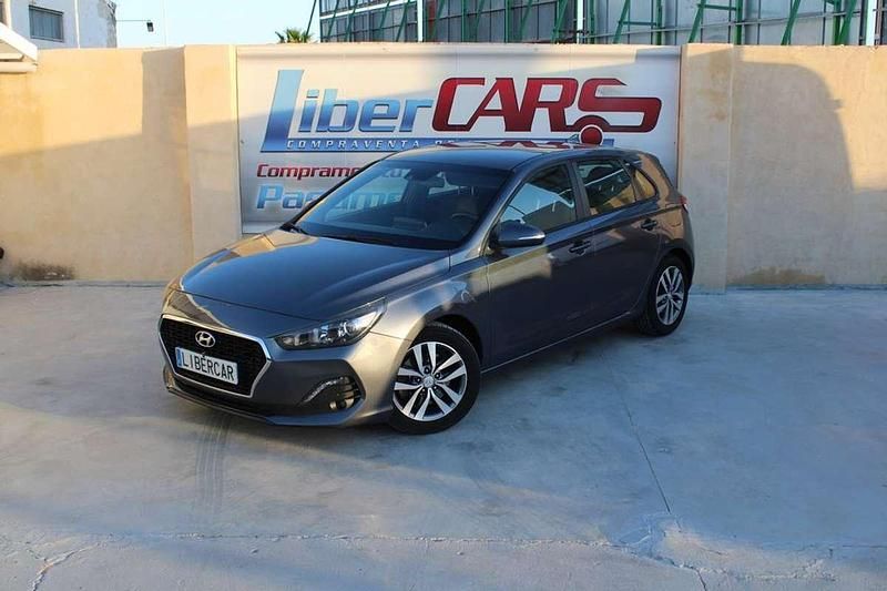 Usado Hyundai i30 120 CV (88 kW) 2019 Gris Utilitario