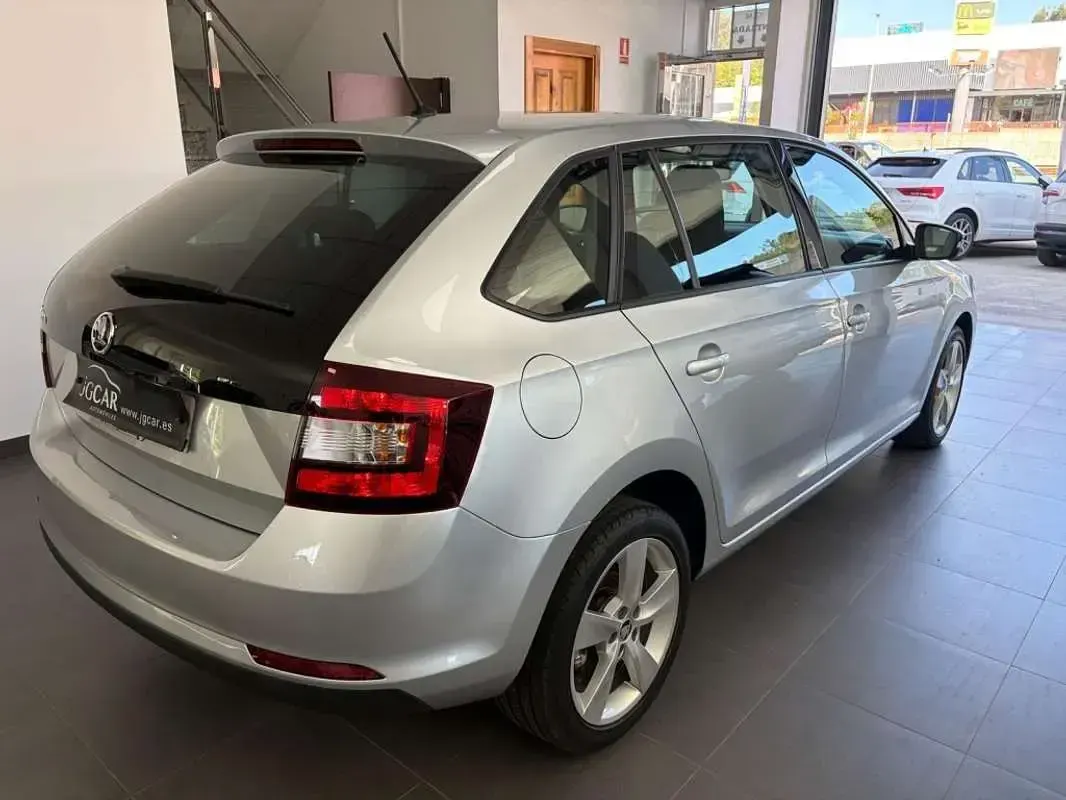 Usado Skoda Rapid Style 90 CV (66 kW) 2018 Gris Utilitario